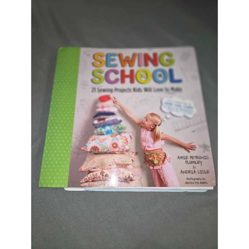 Sewing School: 21 Sewing Projects Kids Will Love to Make Amie Plumley Paperback